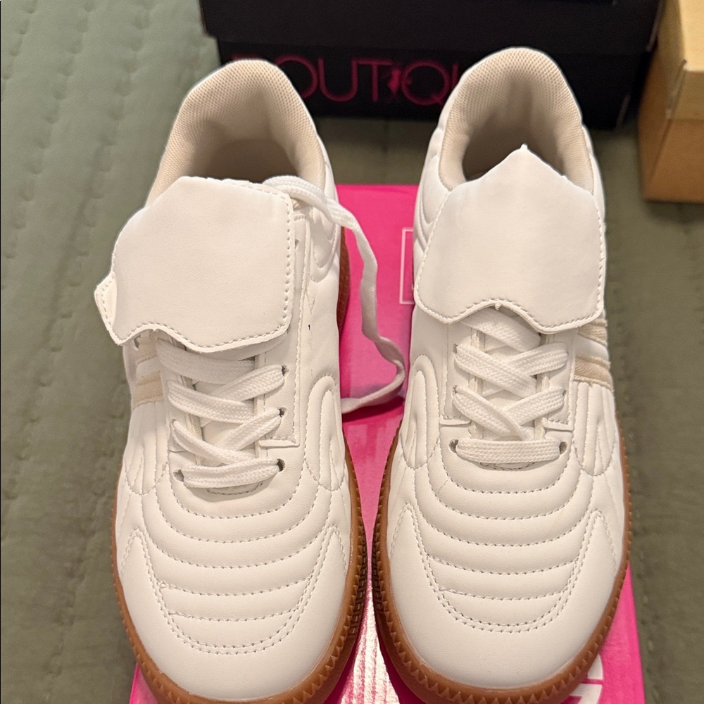 GND Chic White Sneakers with Tan Soles